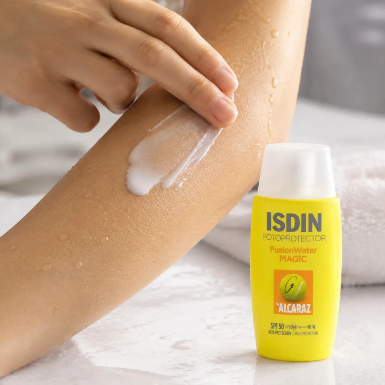 ضد آفتاب بدون رنگ فوق سبک مجیک ایزدین اصل ISDIN Fusion Water SPF50 حجم 50 میل
