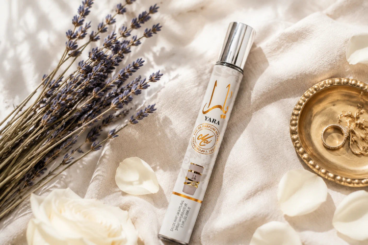عطر قلمی اماراتی یارا اصل سفید با رایحه شیرین، استوایی، میوهای ماندگاری عالی حجم ۳۵ میل