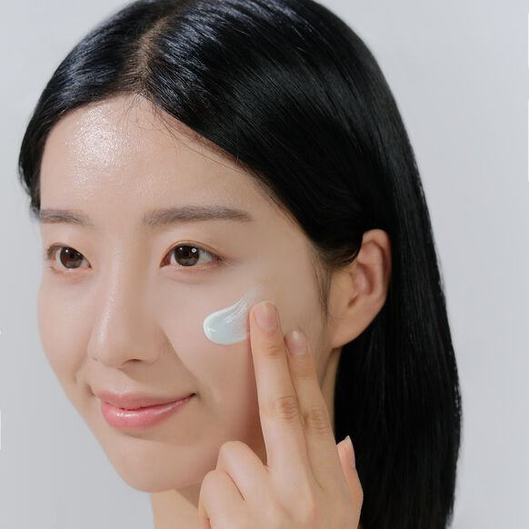 کرم ضدآفتاب بدون رنگ سنتلا اصل مدل 1004 با SPF50 و محافظت UVA و UVB، مناسب انواع پوست حجم 50 میل